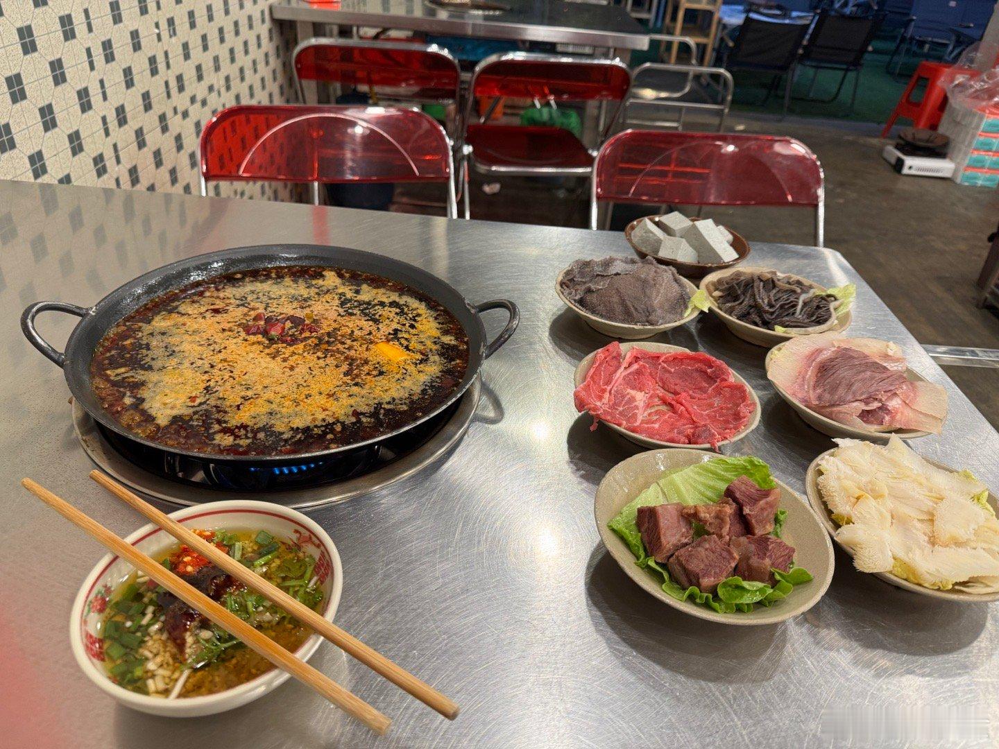 深夜实惠小火锅，两个人很合适，锅底18元，希望明天不得拉肚子吧​​