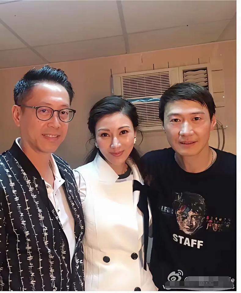 李嘉欣老公心真大，还愿意和黎明同框合照。换成我，估计做不到，曾经的情敌，看看以