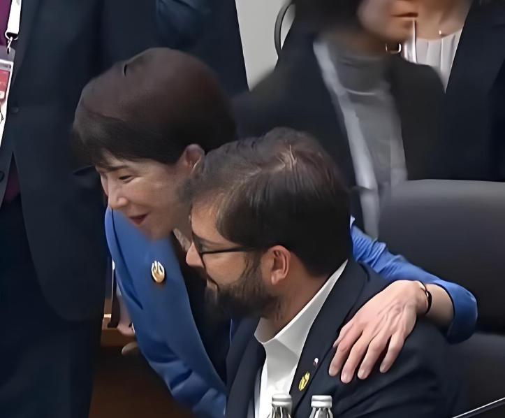 最应该感谢高市早苗的人应该是马杜罗，现在美国正对委内瑞拉大兵压境。但是，美国却又