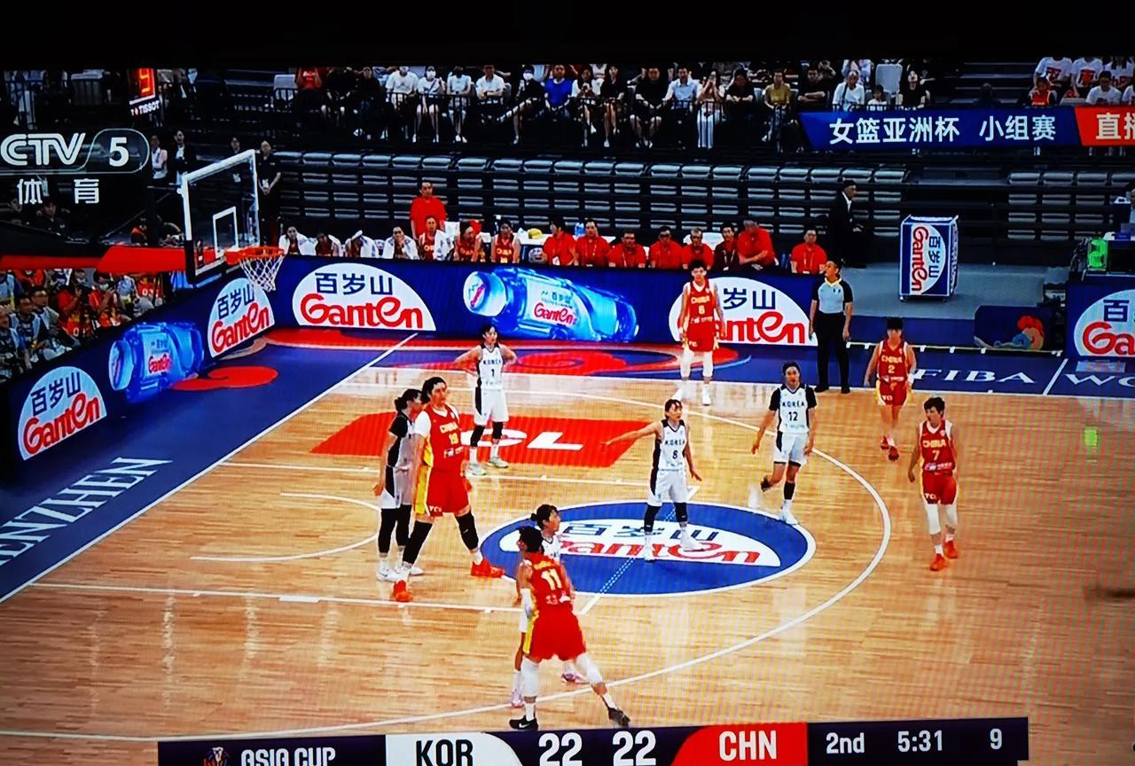 张子宇打韩国还是很管用，在对位朴智秀的时候占尽优势。只要他在三分线内能接到球，所