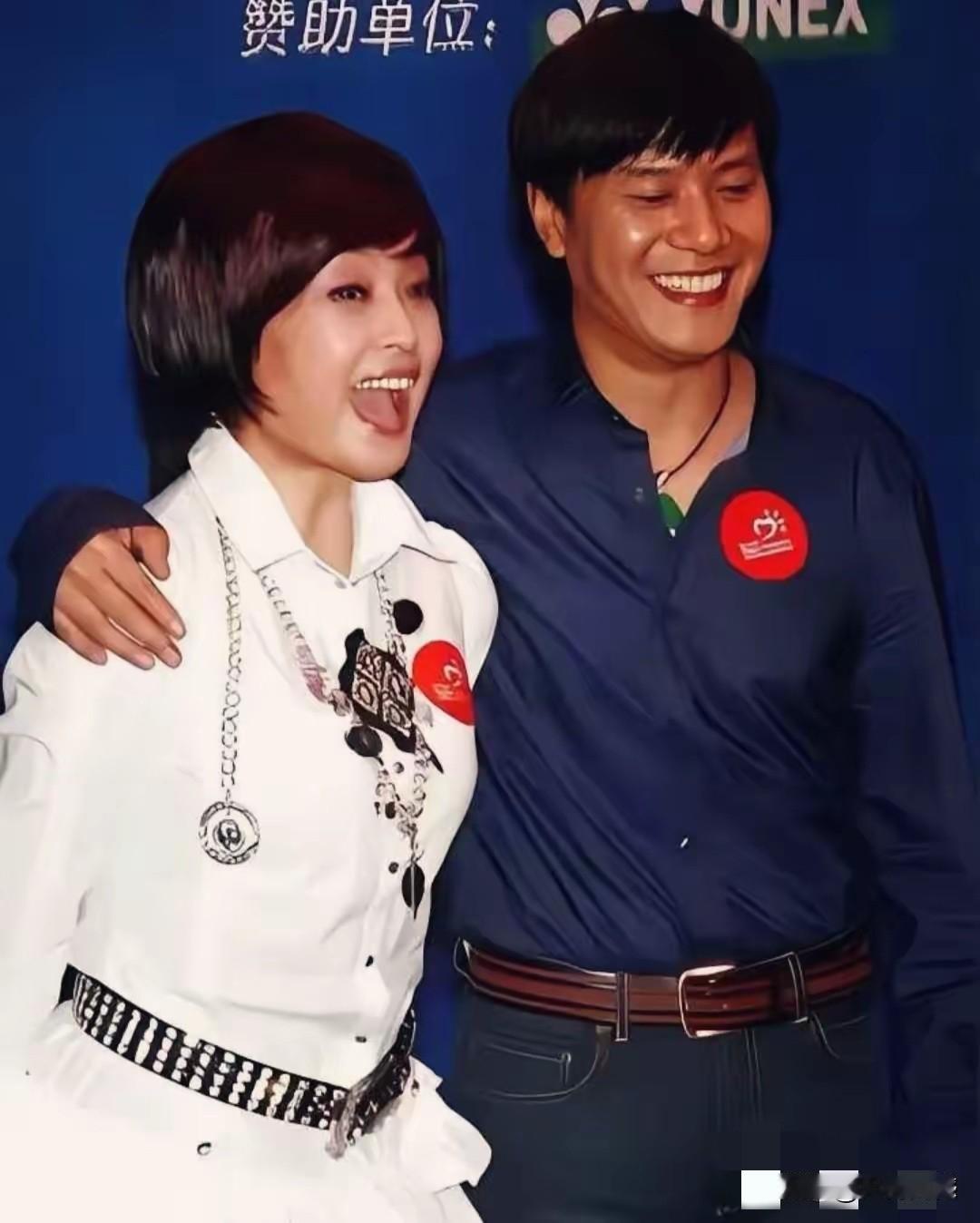 刘晓庆当年和阿峰在一起时，感觉是非常开心的，照片中的阿峰，身材高大魁伟，长得也非