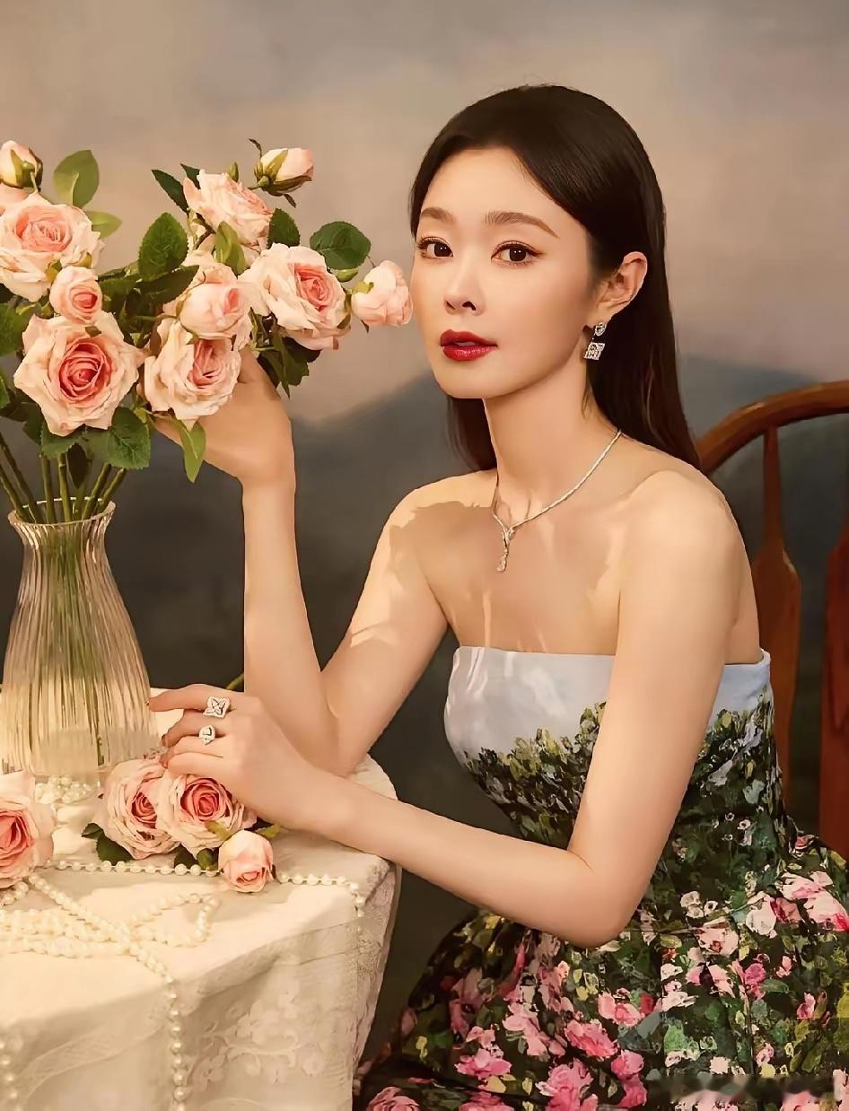 宋轶至今没成为顶流小花不是没有原因的虽然她的旗袍造型确实惊艳，颜值也很能打，但她