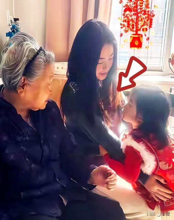 都说朱珠有背景，直到她晒出100岁的奶奶，才发现水有多深。大年初三，朱珠首次