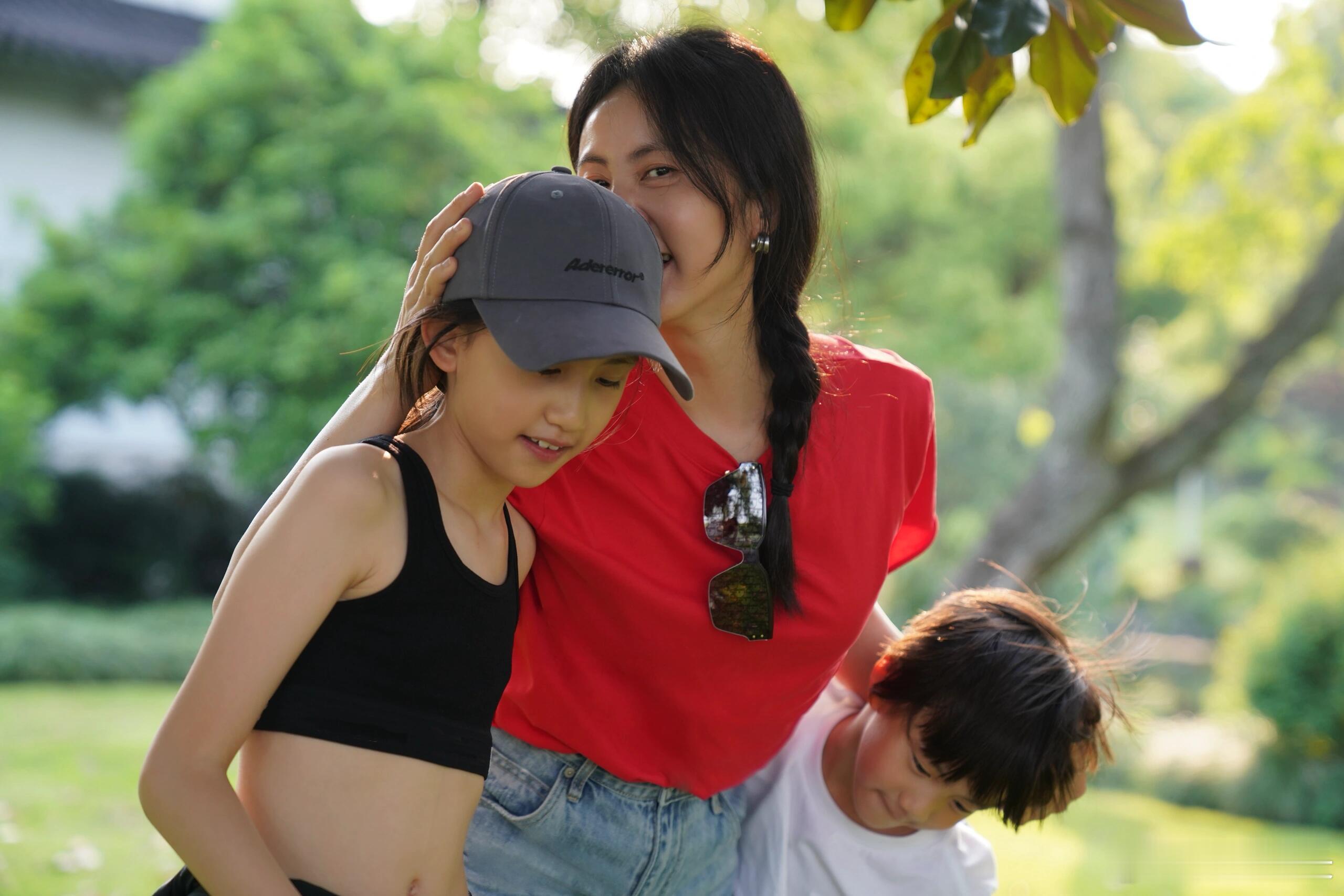 孙莉晒与儿女合照孙莉11岁女儿近照孙莉晒与儿女合照，11岁女儿长得太像黄磊了