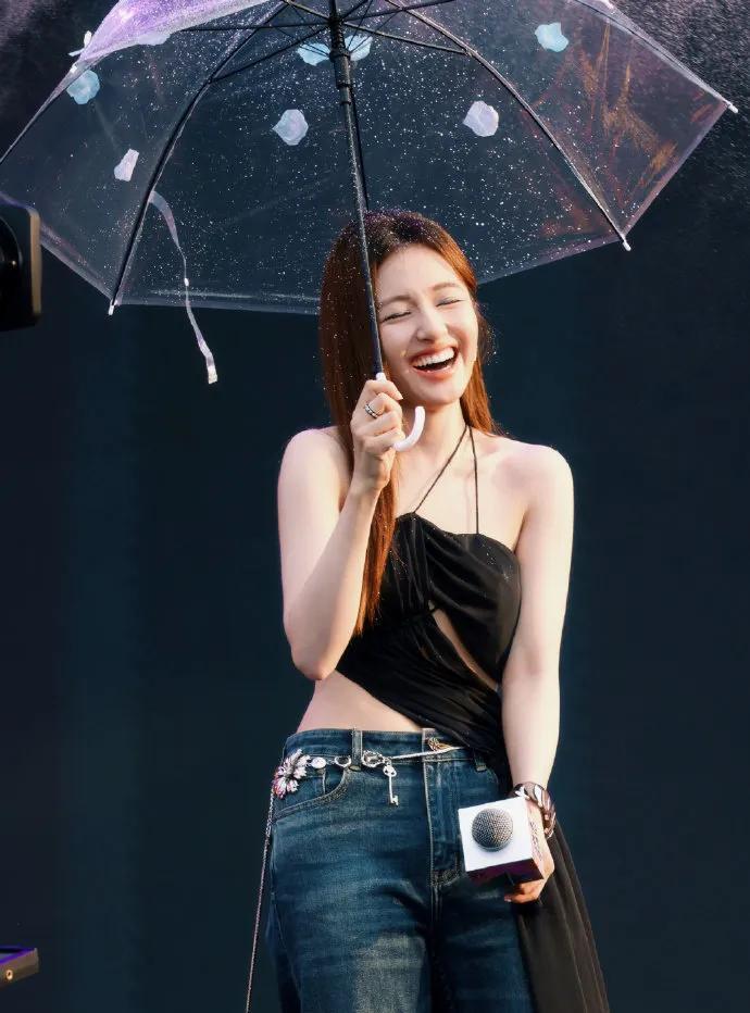 #李兰迪露背好辣#谁还没被李兰迪的露背造型惊艳到！流畅的肩颈线条配上吸睛的露背