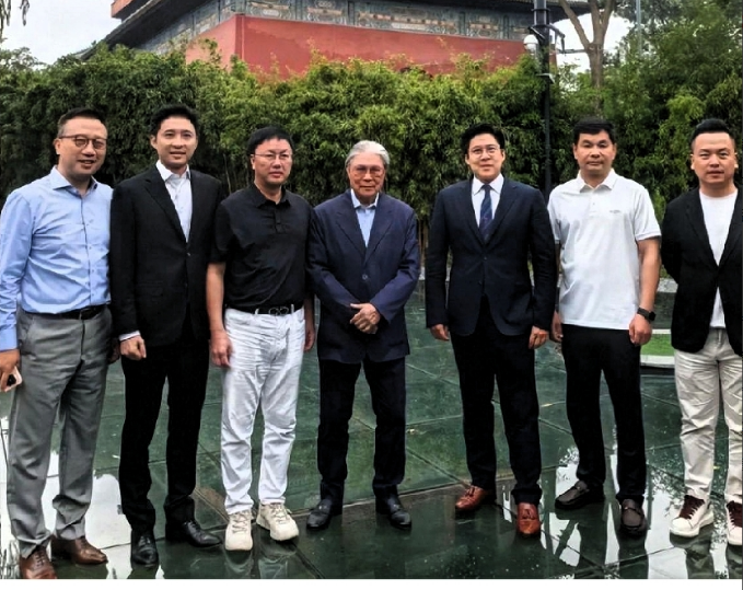明天就是九三阅兵了，霍震霆就带着霍启刚和霍启山到达北京了。霍家这次进京阵容不简单
