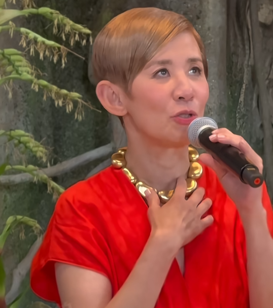 吴君如录制完《花儿与少年8》，当众吐槽：“被蚂蚁咬、被蜜蜂蛰，吃虫，30天起码看