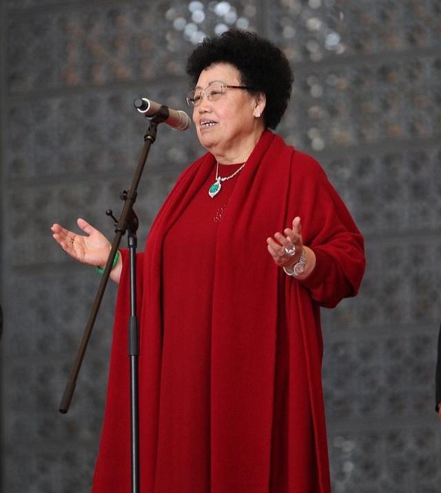 2021年，主持人问陈丽华:“你的身家约470亿元，您的遗产将来怎么分配？”陈