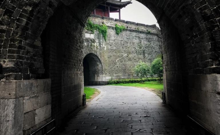 千年荆州老城墙：褪去硝烟，从御敌屏障变成城市“摇钱树”荆州那堵老城墙，以前是用
