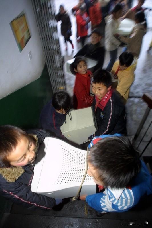 5台电脑采购价近3亿？这消息一出来，瞬间炸开了锅，谁看了不得惊掉下巴！2025年