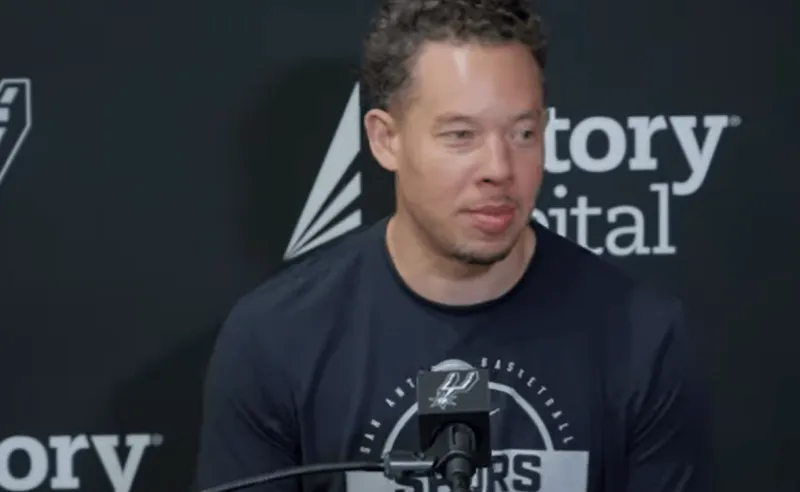 马刺主帅米奇-约翰逊在接受采访时，谈到了开拓者主帅蒂亚戈-斯普利特本赛季的执教表