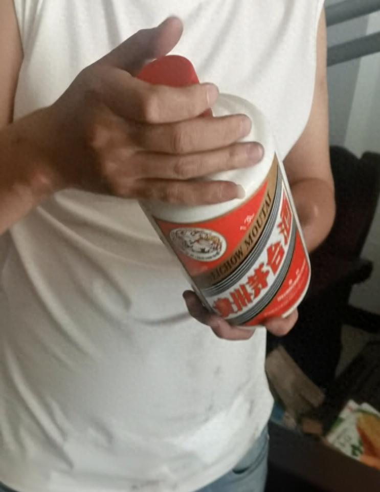 太离谱！沈阳，一位本本分分做酒水生意的老板，突然被千里之外的四川宜宾警方找上门。