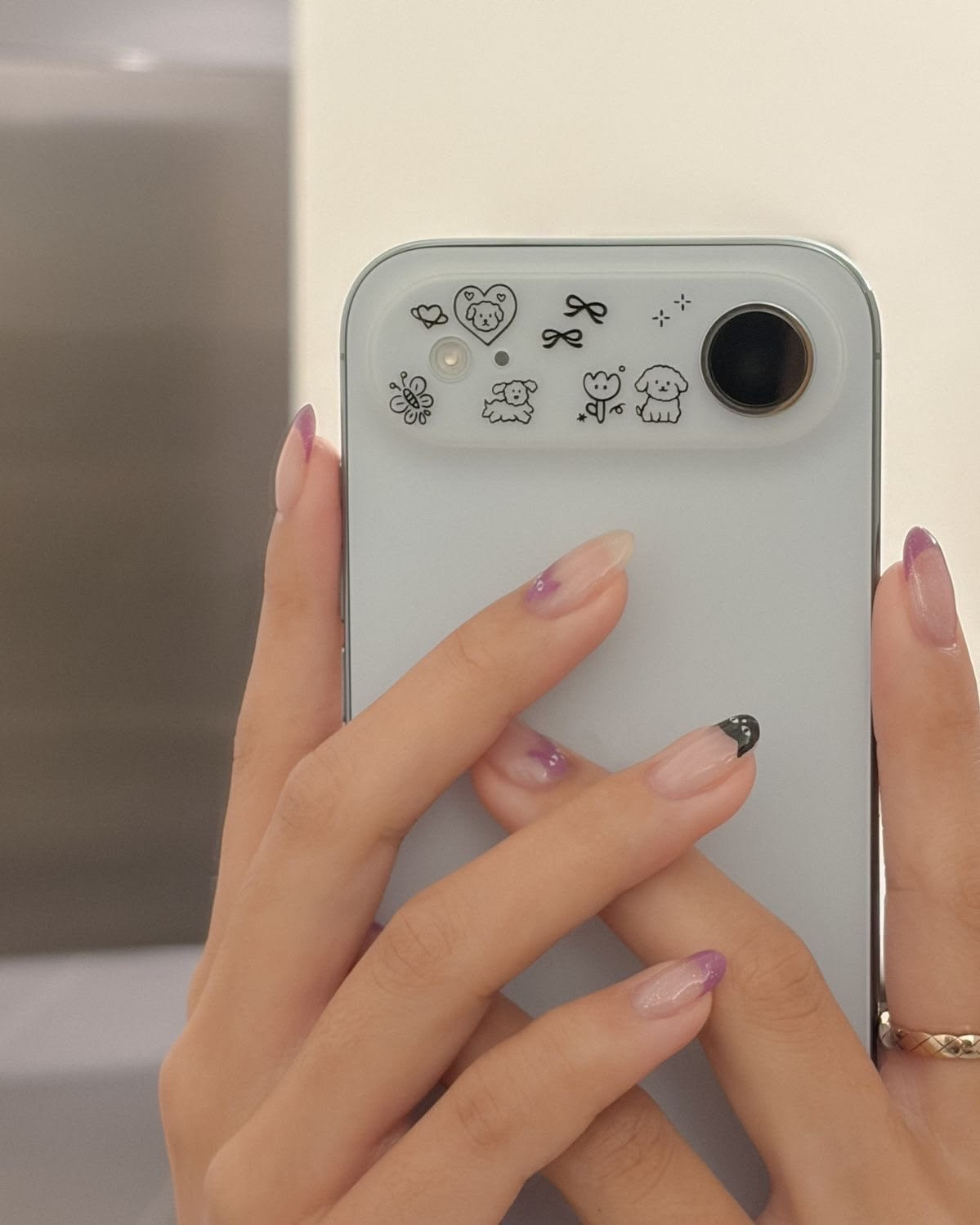 我看到不少女性用户分享的iPhoneAir做的小贴纸感觉真挺好看的，又简洁还
