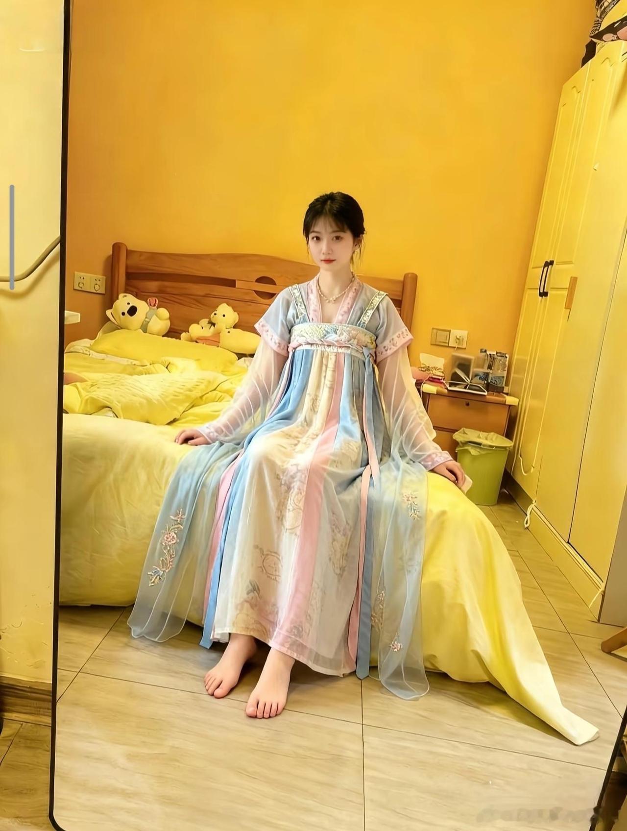 梦幻古风少女，脚美，轻盈纱裙，优雅气质，宛如画中人。随手拍张图，分享美好瞬间分