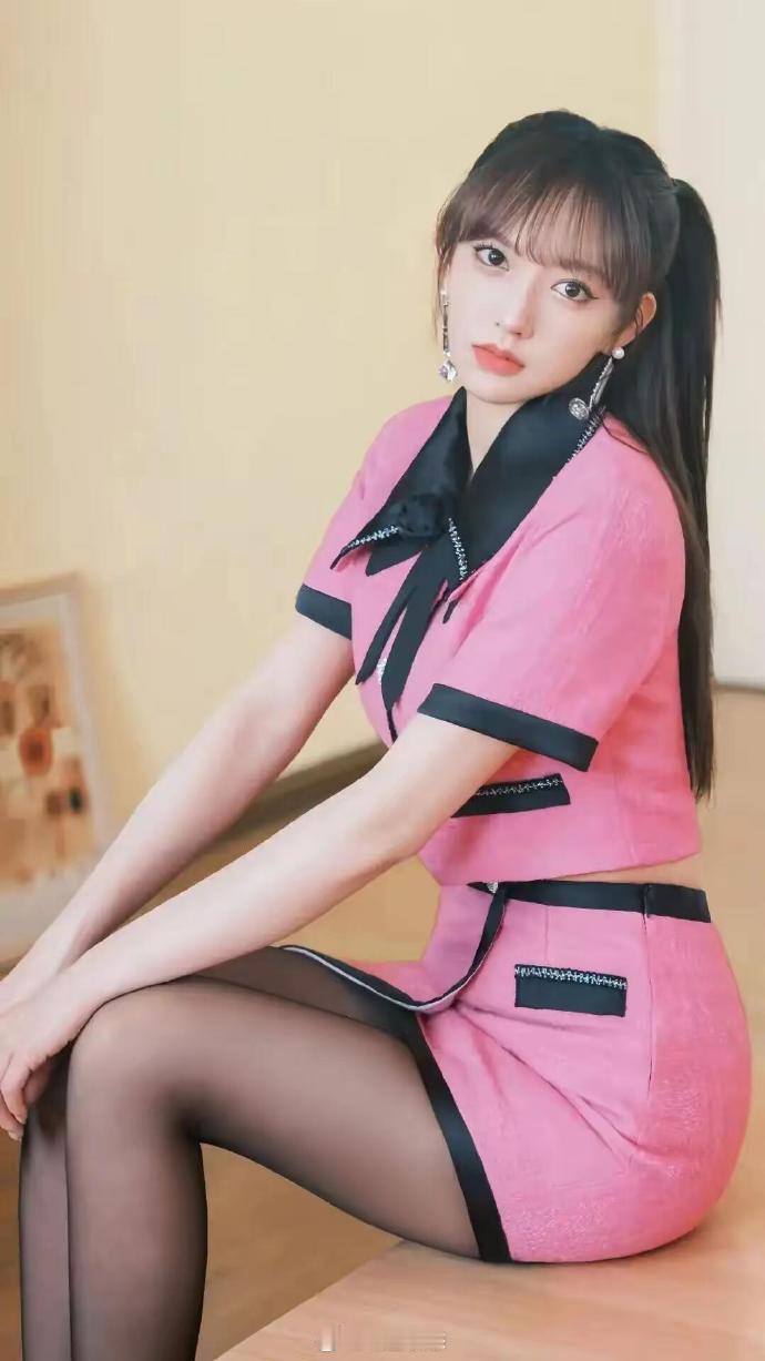 程潇粉色短裙配黑丝，又纯又欲，太美了……​​​