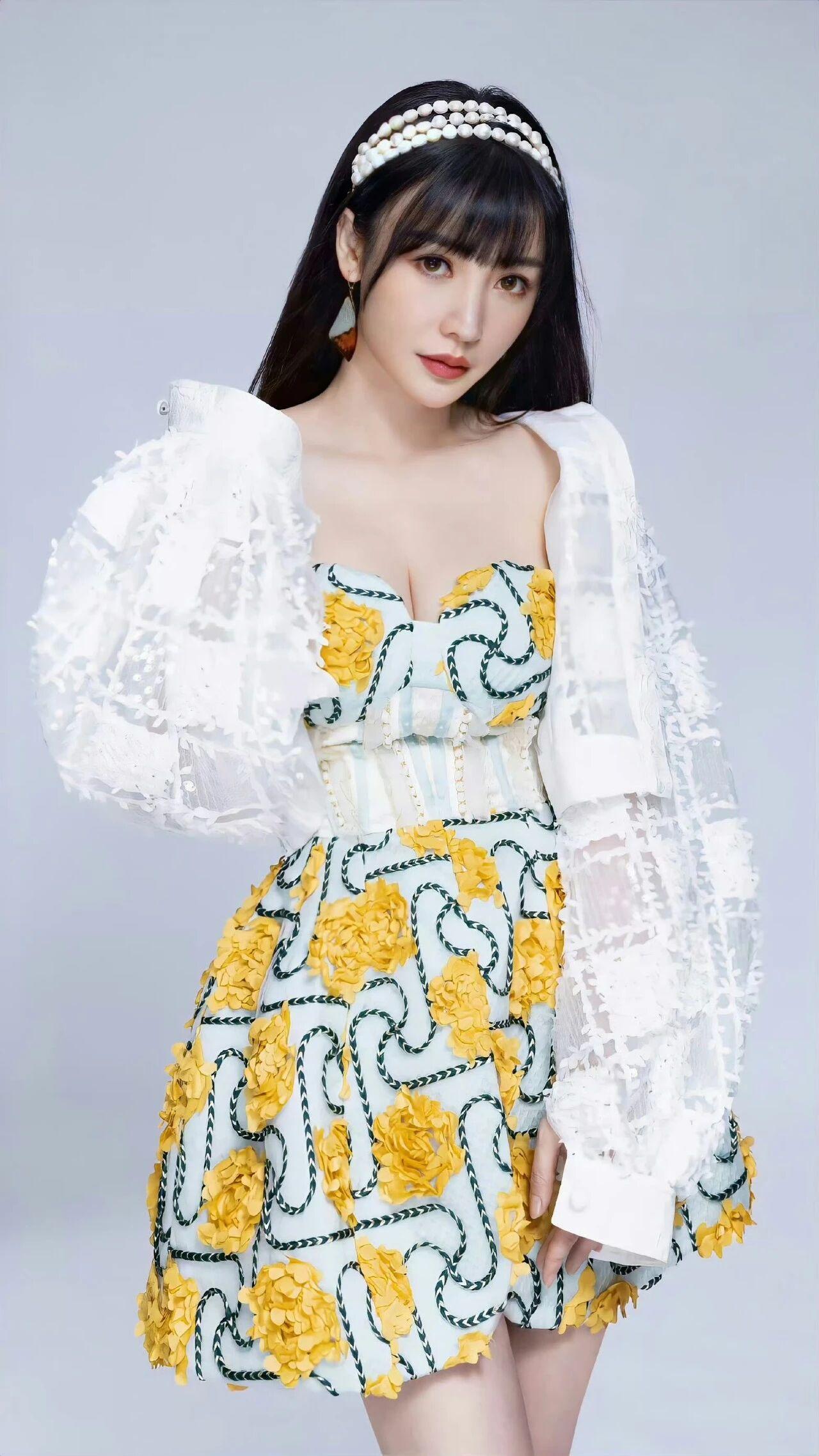 论娱乐圈曲线美感，柳岩真的很难找到对手。美女云集的娱乐圈里，清冷骨感、温婉端庄