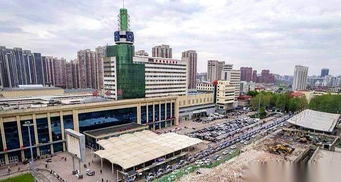 在济南火车站，有栋楼，成了无数人走出闸机口，对这个城市的第一印象——一堵墙。不