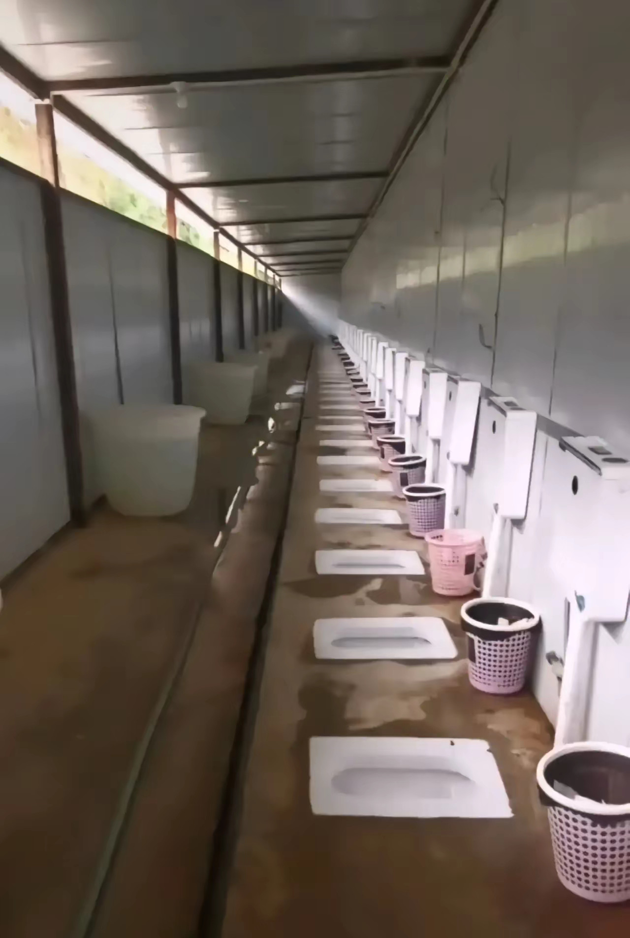 小时候学校，公厕基本都这样​​​