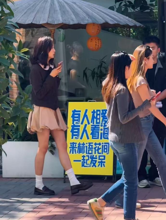 #网友北京街头偶遇孙千##网友北京偶遇孙千#又双叒叕有网友偶遇Flora了！网友还说给打招呼她会甜甜