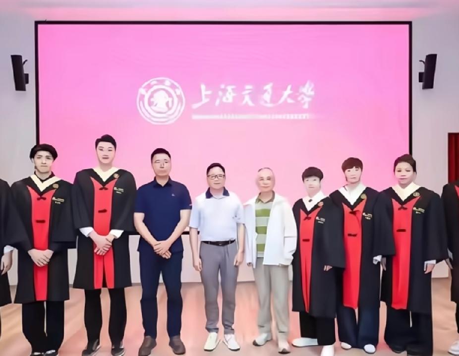 海产姐妹毕业快乐！交大毕业，清华读研✨刷到孙颖莎和王曼昱的上海交大毕业照，