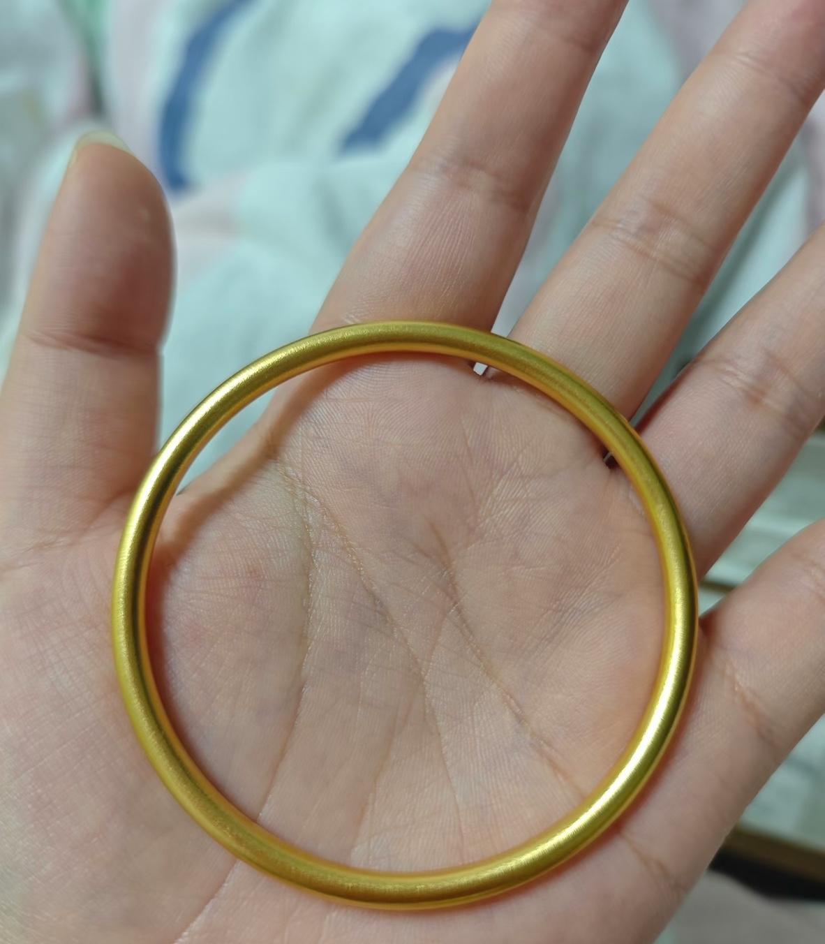 金价时代，没人再当金条收藏家了。金店柜台空了，不是没人买，是货被抢光了。上金