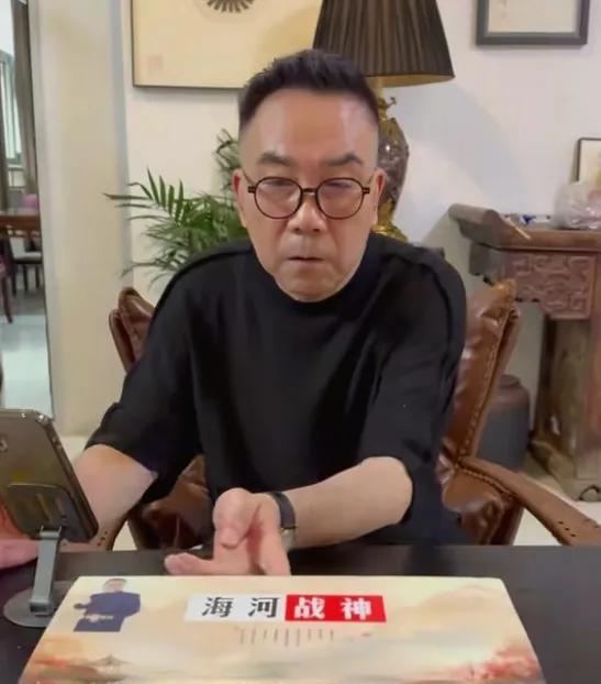 杨议的直播间又上新了这次是印着他头像的布鞋，和之前那款没什么两样，就换了个包