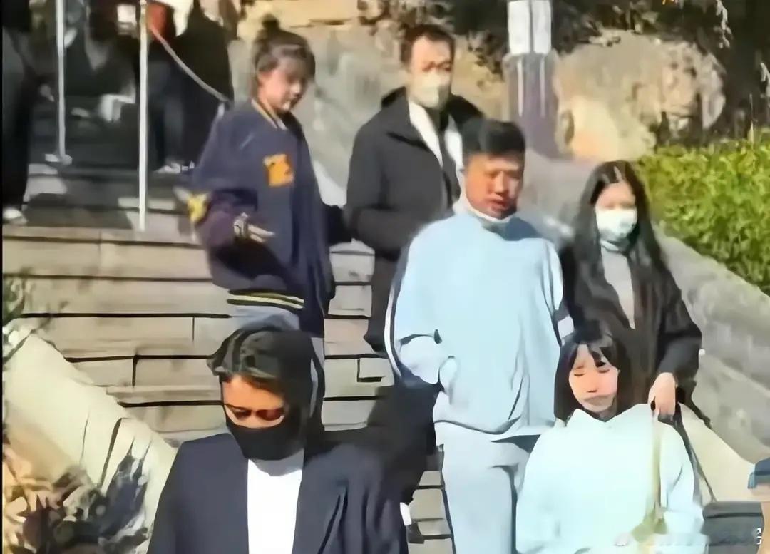 辛柏青带女儿现身大孤山为朱媛媛祈福，神情凝重，李乃文全程陪同​​​