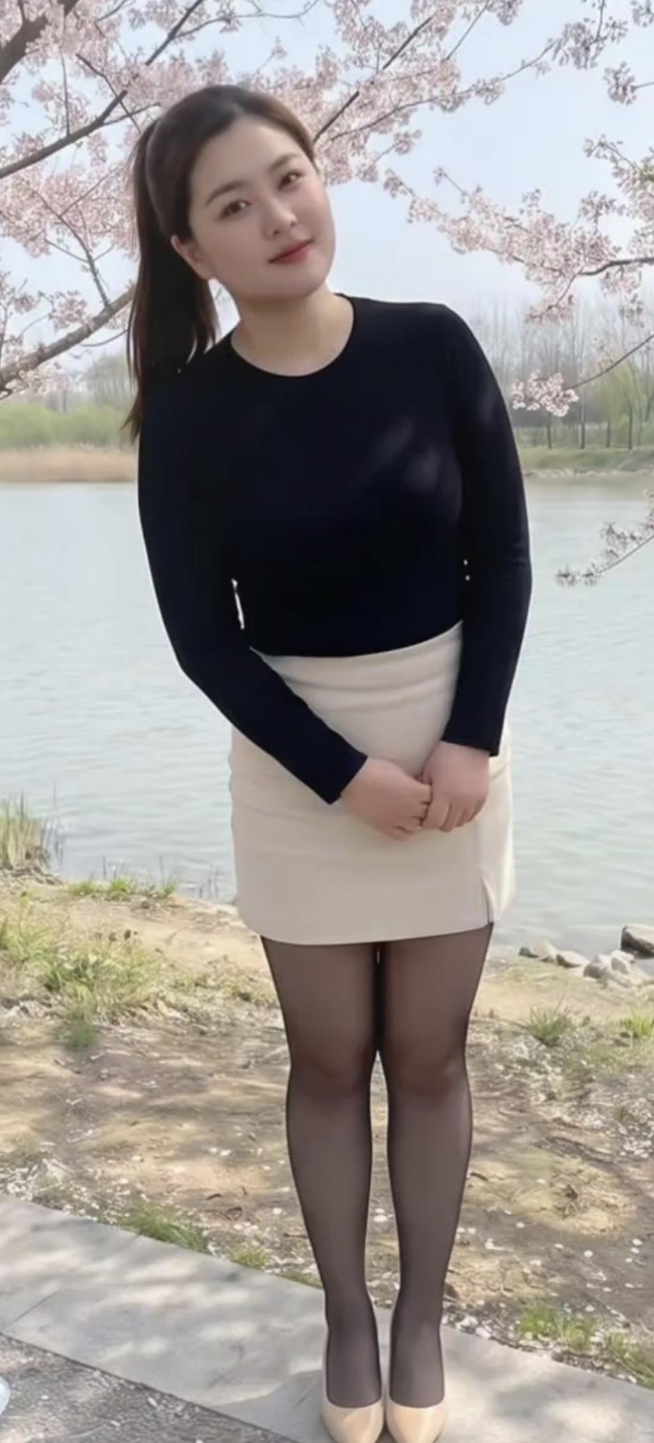 湖畔花影动，轻纱拂水边。