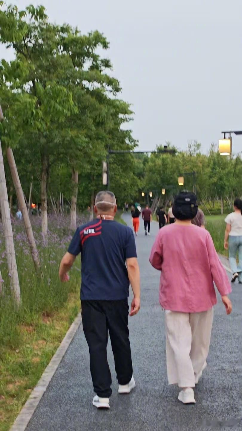 在公园散步，竟然看到不少市民戴着N95口罩在散步或跑步锻练，令我颇为惊讶。公园里