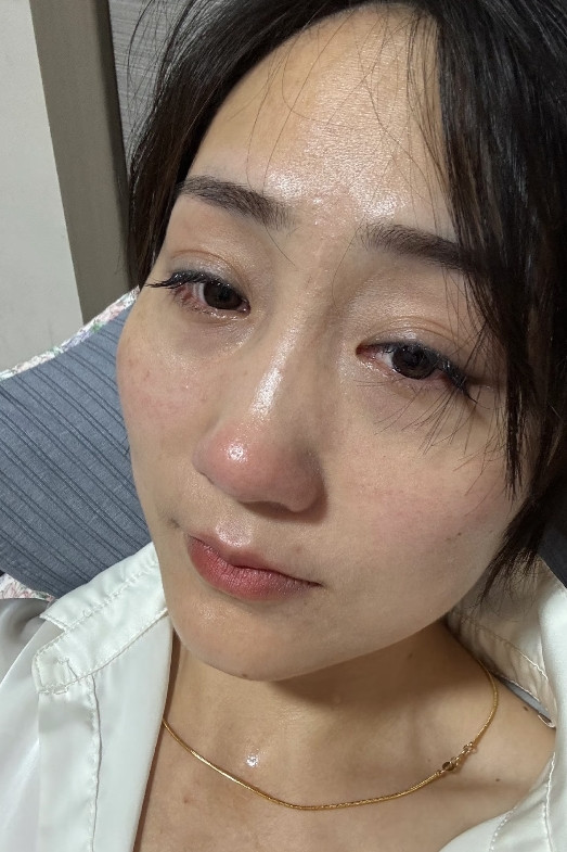 邻居老婆出轨，跟他离了婚，净身出户，连孩子都不要，走得极其决绝。不到一个月，就和