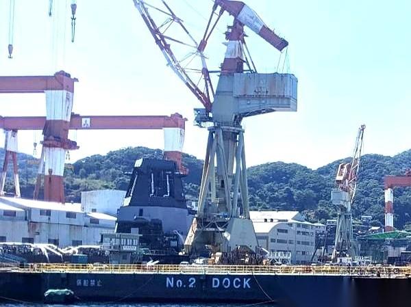 日本正在长崎造船厂拼装的那艘1.2万吨级“宙斯盾搭载舰”，最近露出了真容。但这艘