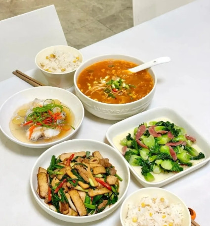 我婆婆有一个怪毛病，每次我做好饭后，叫她吃饭的时候，她就会说出同样一句话，十年如