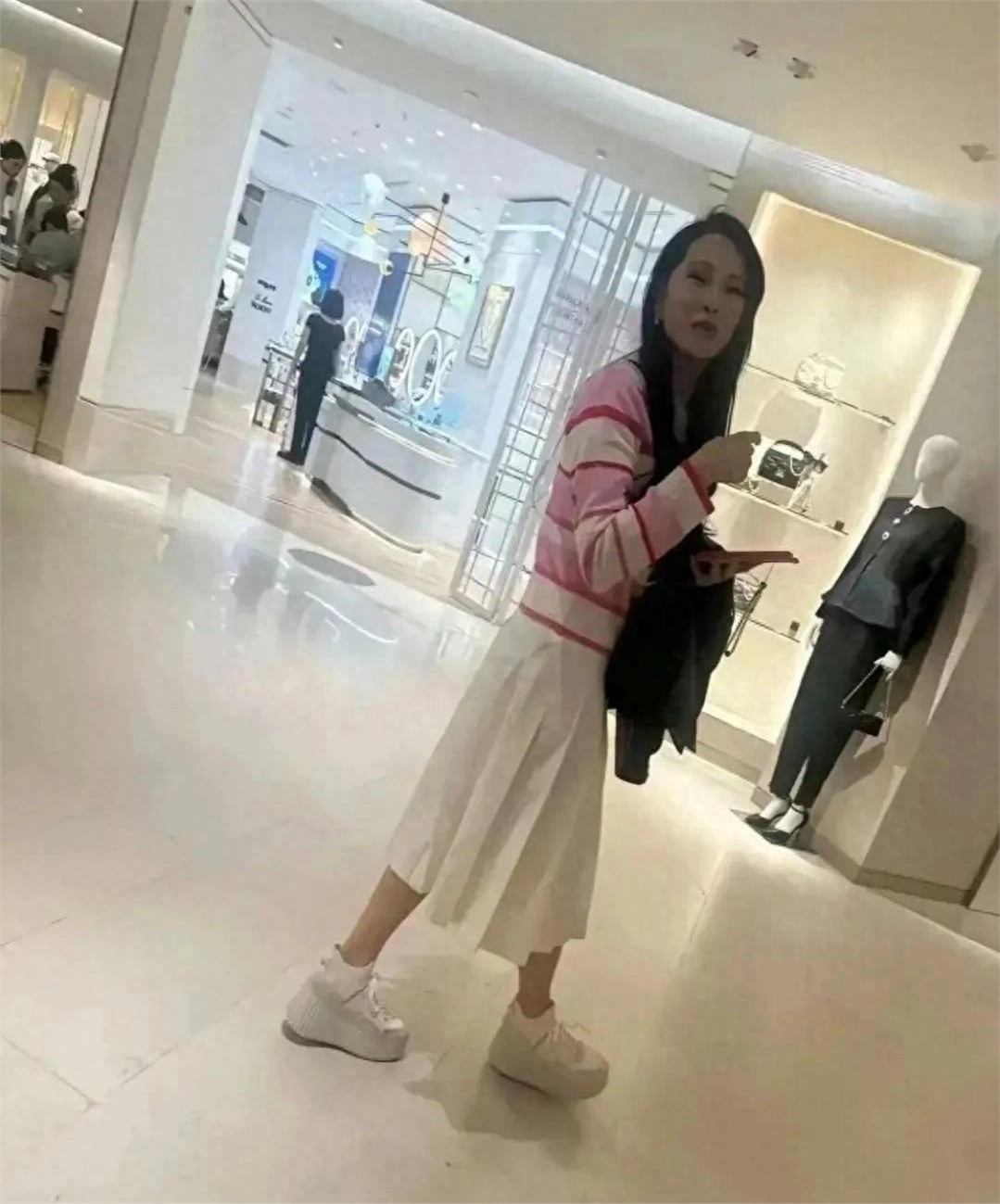 普通人镜头下57岁的伊能静，没有美颜，没有滤镜，和屏幕上没两样