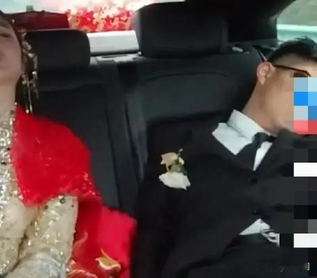 “太折腾人！”南京一对新人刚把新娘接上车，五分钟不到就头靠头睡了过去，西装歪了，