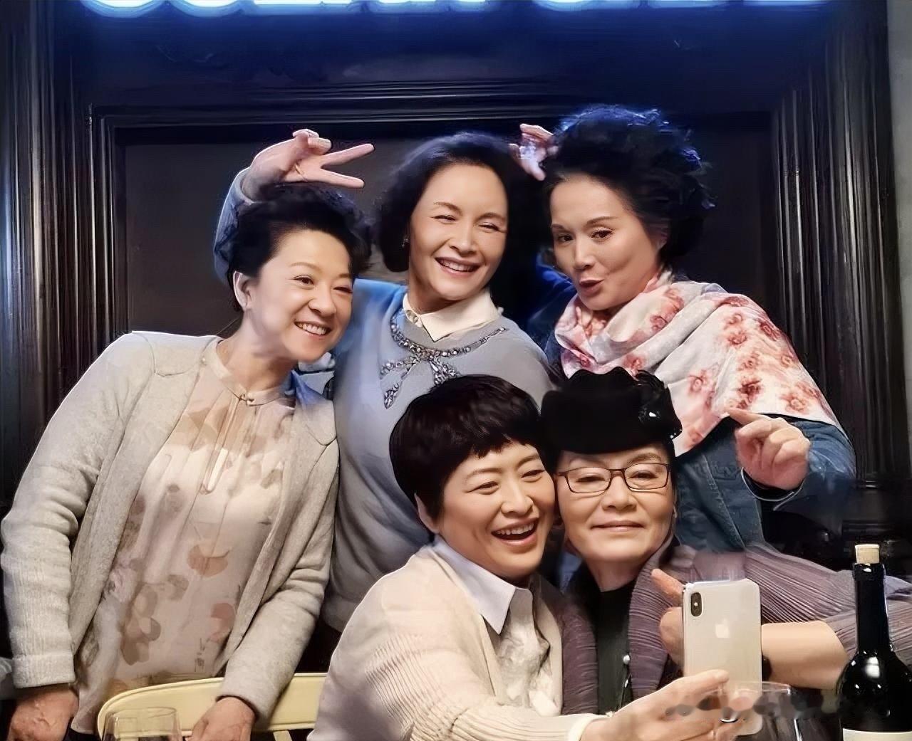 几位演员都老了不少，最有气质的是左边的王馥荔，她属于年轻时候长相一般，现在年纪大