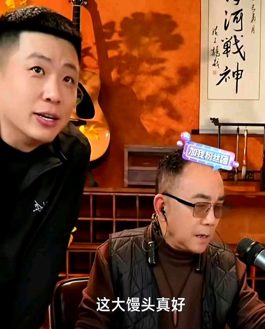 昨天晚上看，杨议直播卖馒头，还别说卖的馒头还真不错哎！他现在往直播间里摆