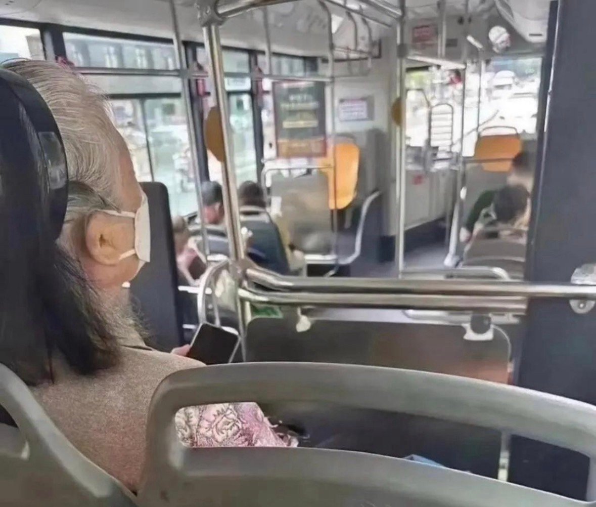 公交车上看到的，我彻底自闭了
