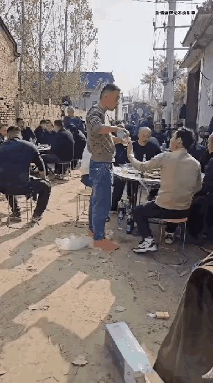 他拉完坐下是给你留面子，你装作没看见是谁拉的也是给自己台阶下[大笑]