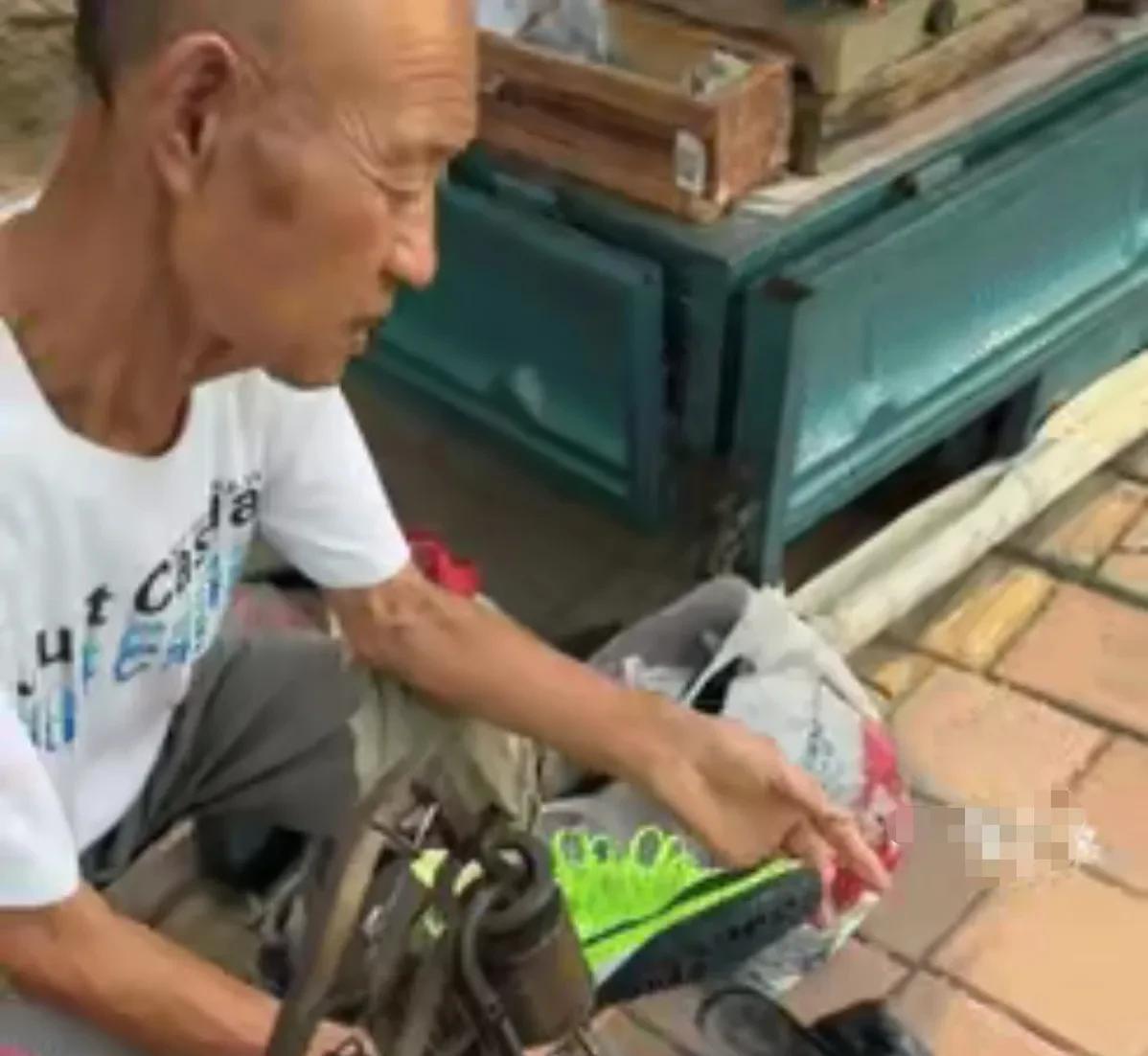 山东一男子鞋坏了，找到一个修鞋摊，询问大爷要多少钱，大爷没直接回答，而是看了看鞋