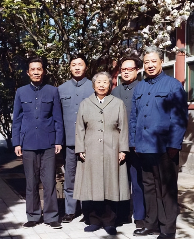 晚年，邓颖超在西花厅的留影80年代有张珍贵合影，主角是邓颖超和西花厅工作人