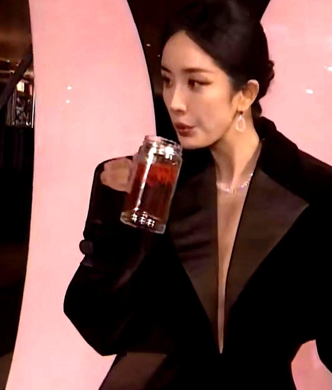 杨幂这是彻底“杀”疯了啊！前脚还在撕嘉行、搞事业重组，后脚直接空降张艺谋的《惊