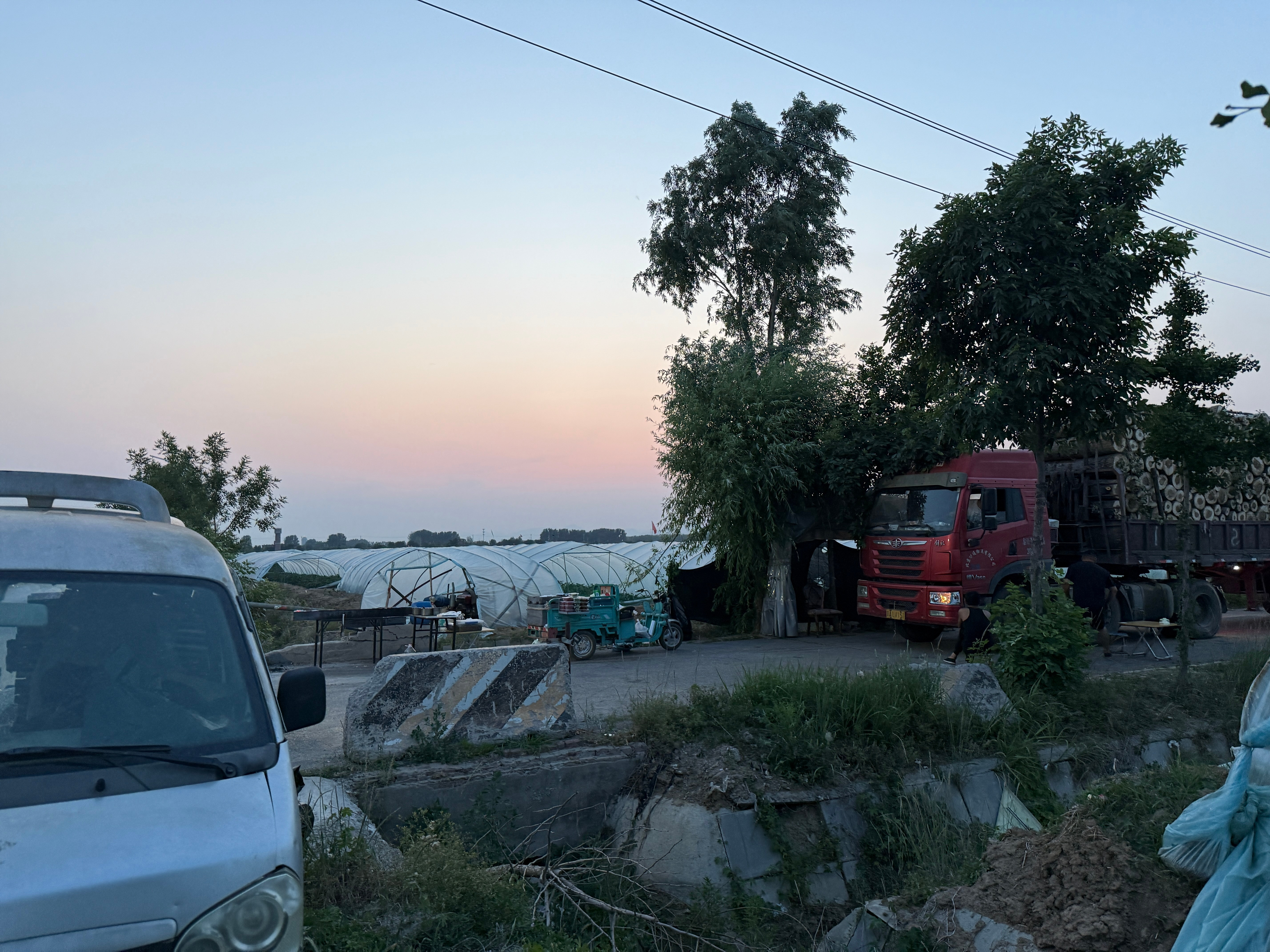 新发现的美食基地，旁边麦田里，现在是瓜地了，田野烧烤[春