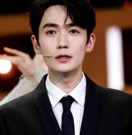 那年，导演筹拍电视剧《叛逆者》，本想找一个演技好，片酬又不高的大牌明星来出演男主