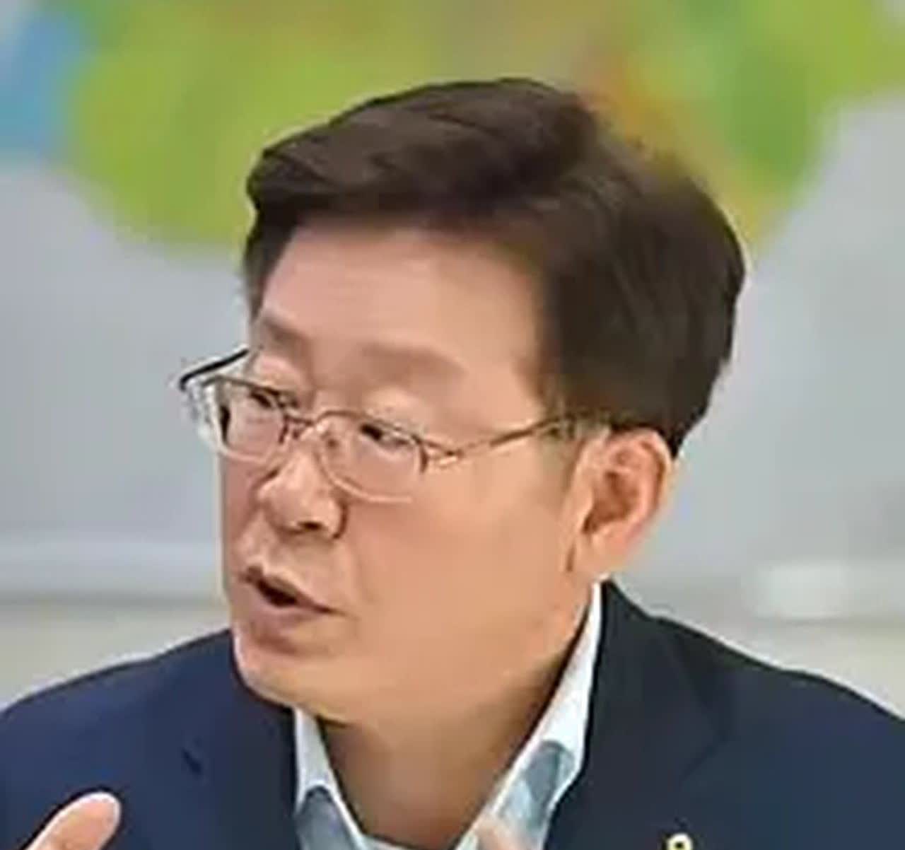 李在明这波操作真是迷之自信！刚拒绝参加咱们的9月3日阅兵邀请，转头就喊话中方出席