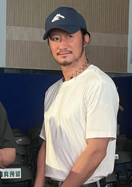 吴京现身中戏指导学生，他的打扮太一言难尽了，胡须没刮，留了长发。