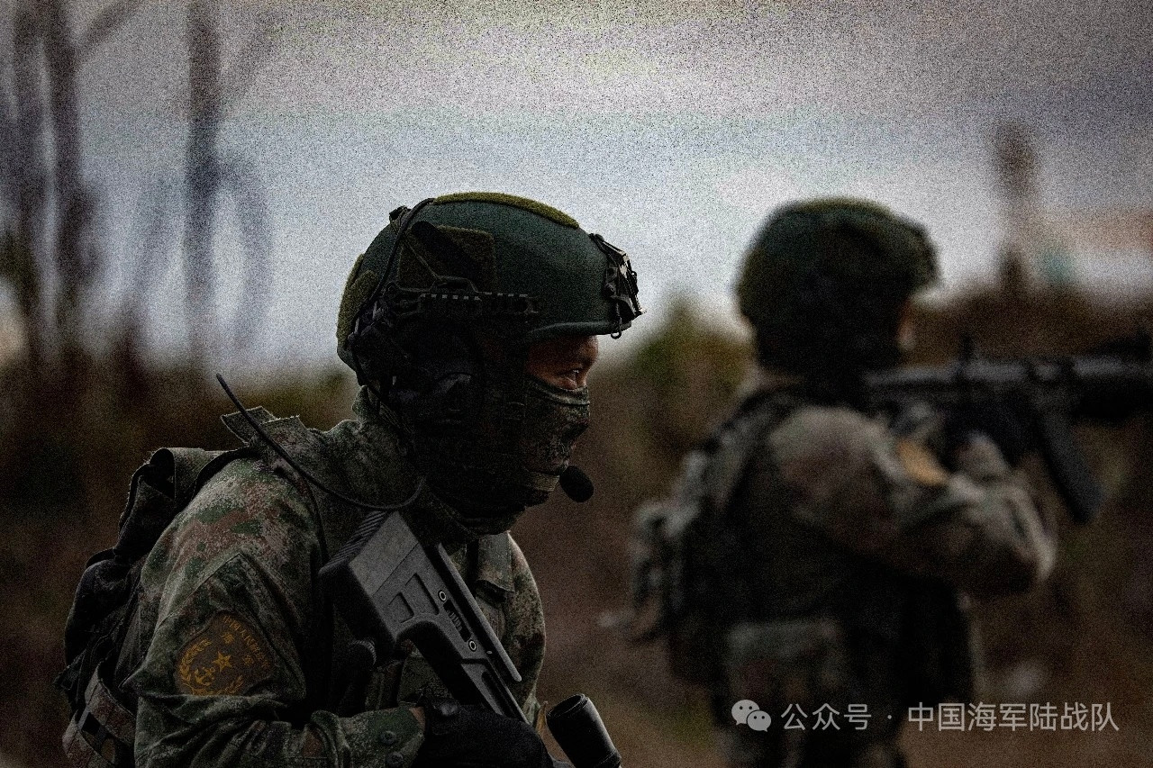 海军陆战队四五青年节这则综合报道有不少有用素材图一是一水的水际背心，这装备之前只