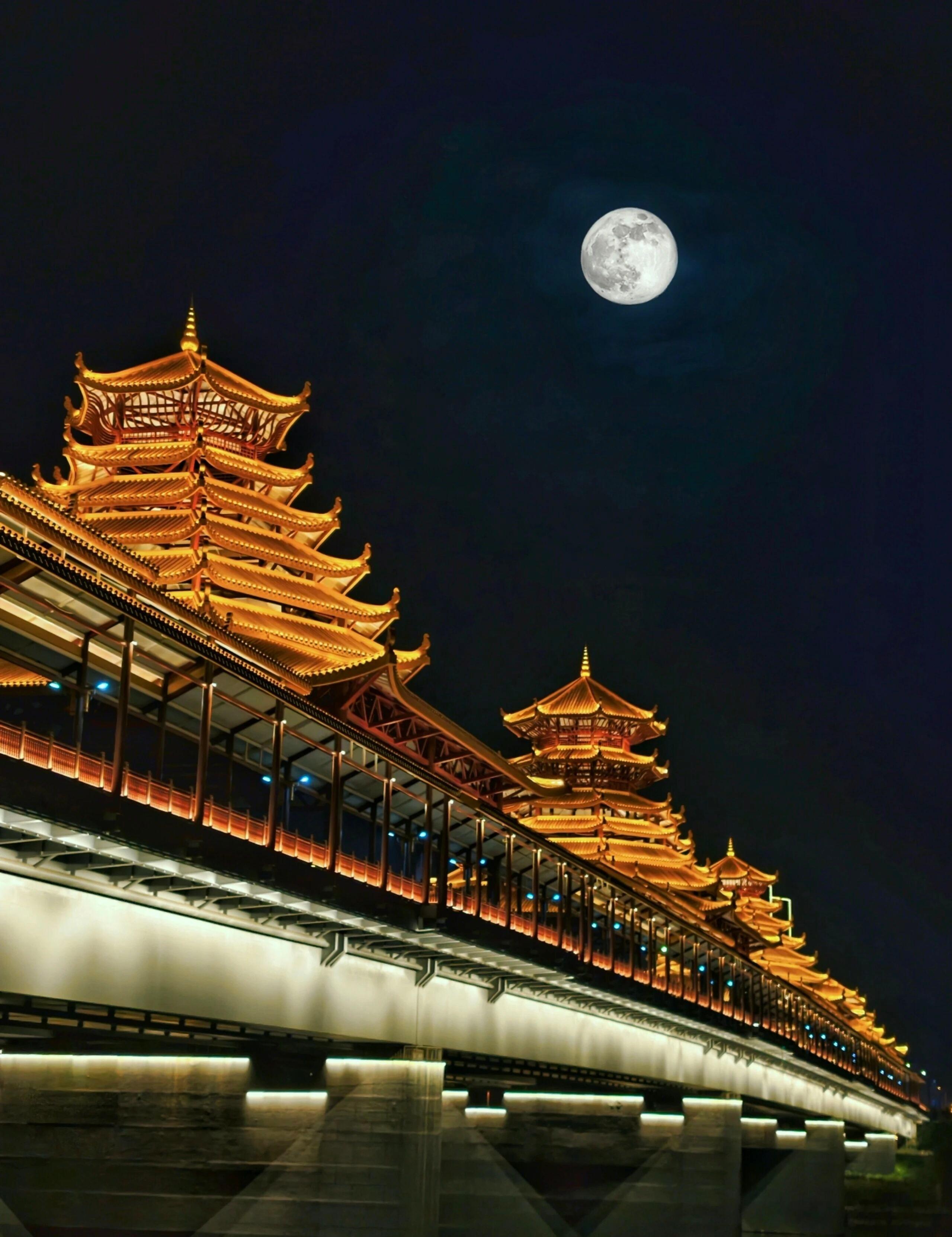 在古代封建时期玩政治的，要么飞黄腾达，要么家破人亡。三国时期的诸葛家族可是荣耀无