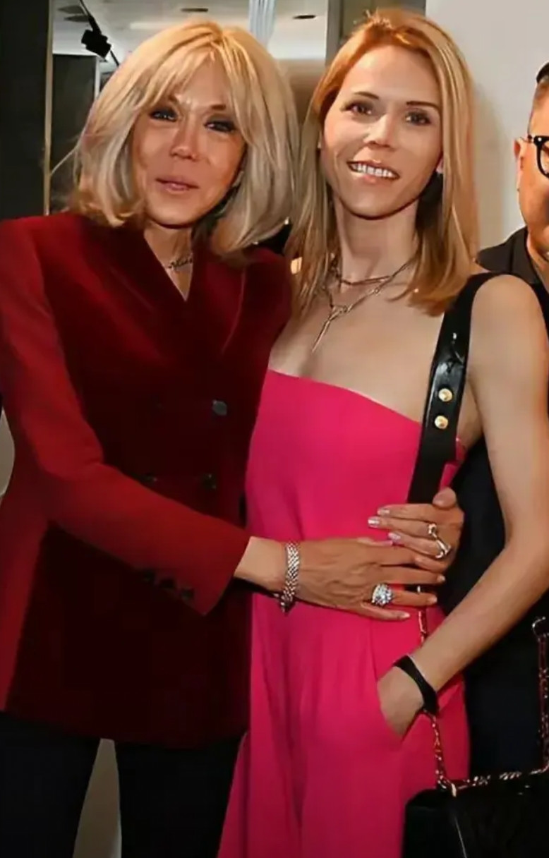 天呐，这基因太强大了。法国总统夫人布里吉特和她的女儿简直像是一个模子里刻出来