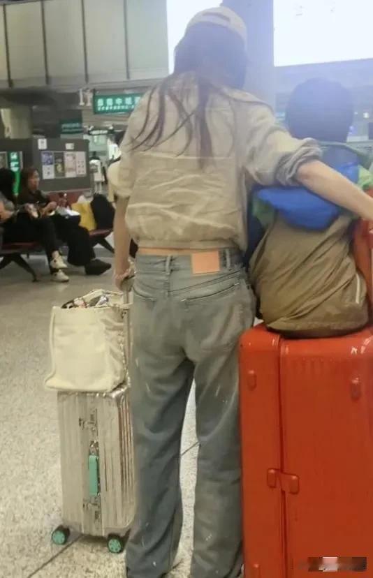 杨颖，让人心酸！近日，杨颖现身机场，有网友发了张背影图，没人提醒你是她，还真
