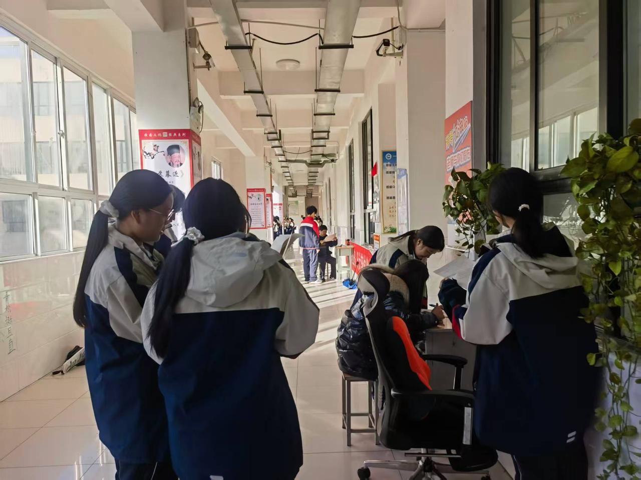 到了高中，你会发现：从小学到初中，从初中到高中，只要知道学习，不需要家长费